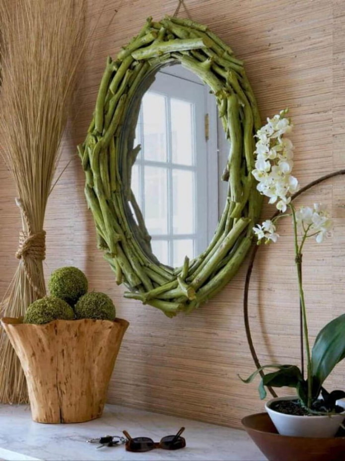 зеркало декорированное ветками деревьев