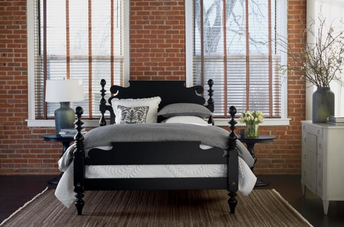 черная кровать в интерьере спальни