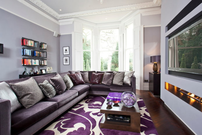 современная гостиная с фиолетовым диваном
