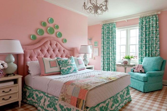 интерьер спальни в розово-бирюзовых тонах