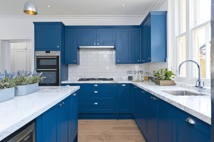 интерьер кухни в сине-белых тонах
