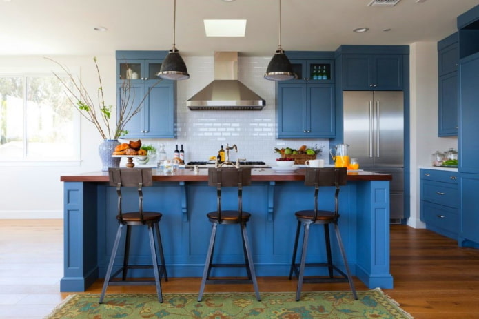 кухня в синих тонах в скандинавском стиле