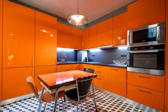интерьер кухни в серо-оранжевых тонах