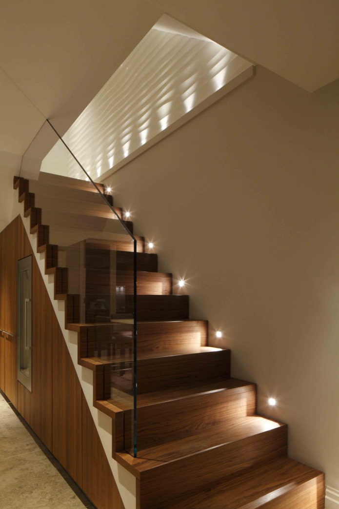 лестница с точечной подсветкой в доме