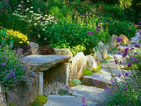 Камни в качестве лестницы и тропинки в саду