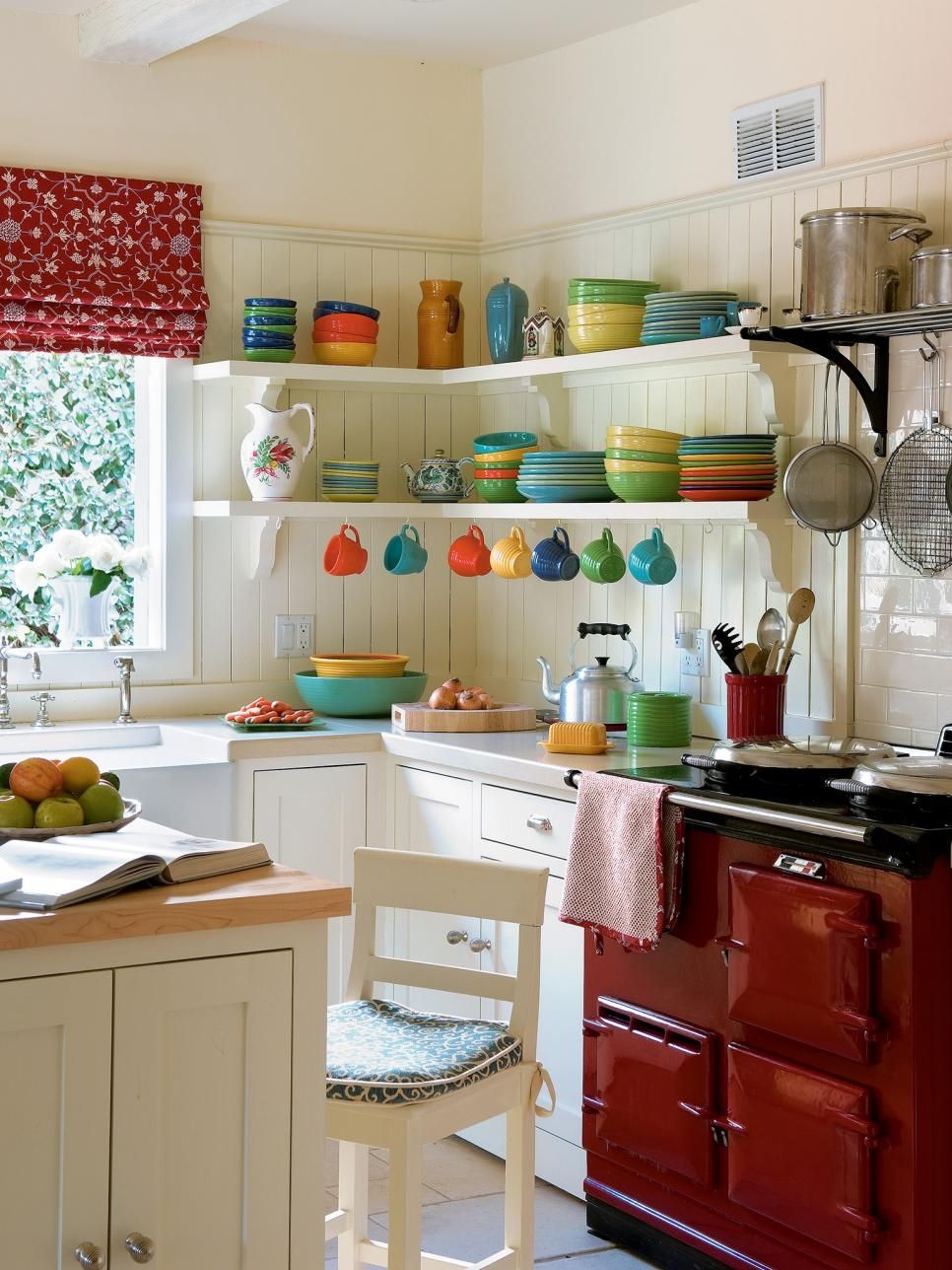 Интерьер белой кухни с гармоничным сочетанием цветов