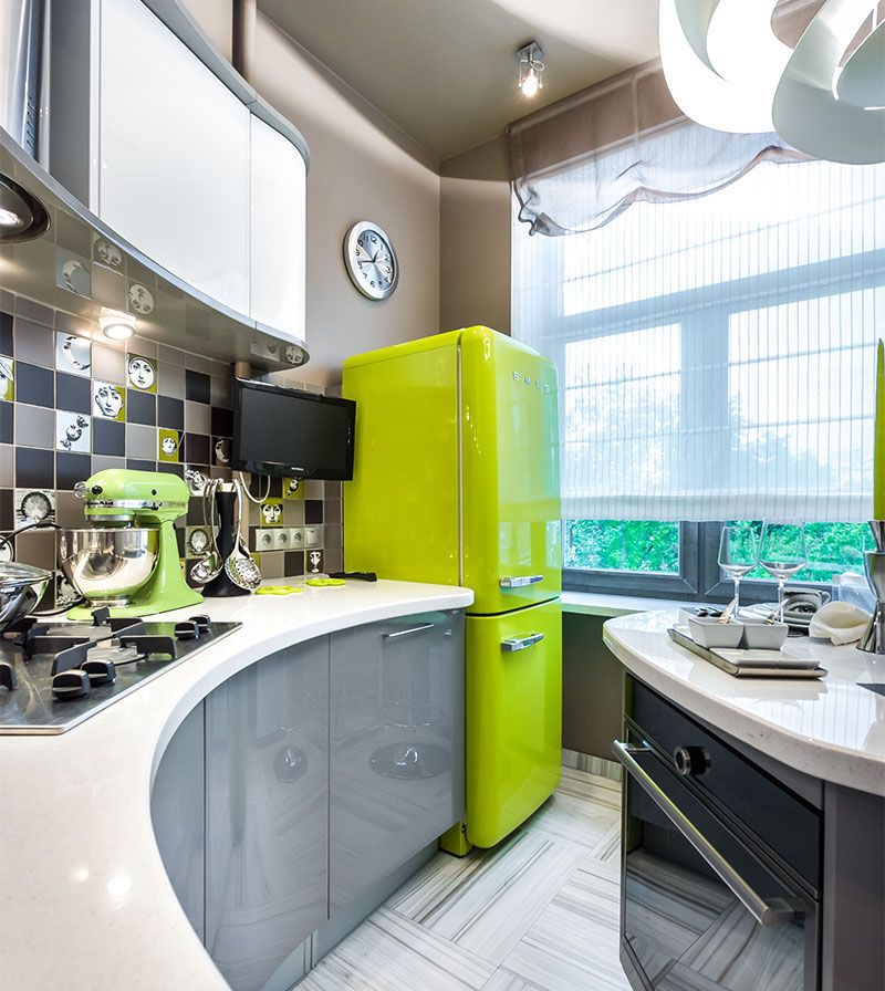 Холодильник салатового цвета в интерьере кухни 