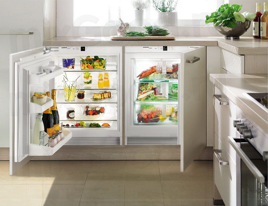 Холодильник в интерьере кухни встроенный в тумбочку