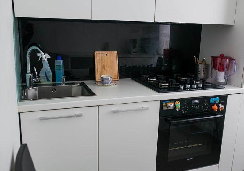 Встроенная газовая духовка черного цвета на кухне в 6 кв м