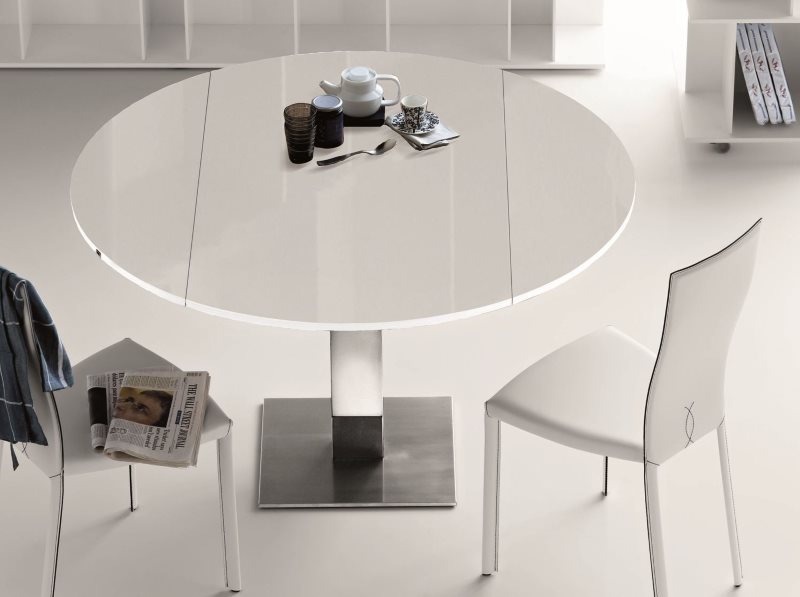 Белый обеденный стол складного типа на кухне в стиле минимализма