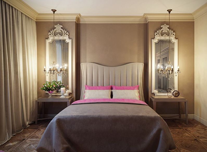 Зеркала по бокам кровати в классической спальне