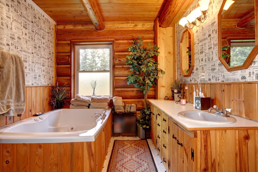 Узкая ванная комната в деревянном доме