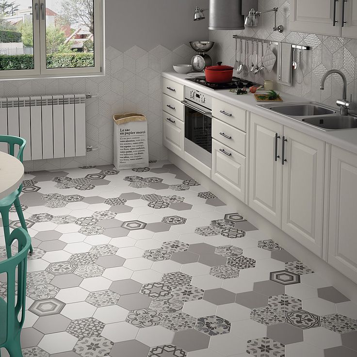 Мозаичный пол на кухне из керамической плитки