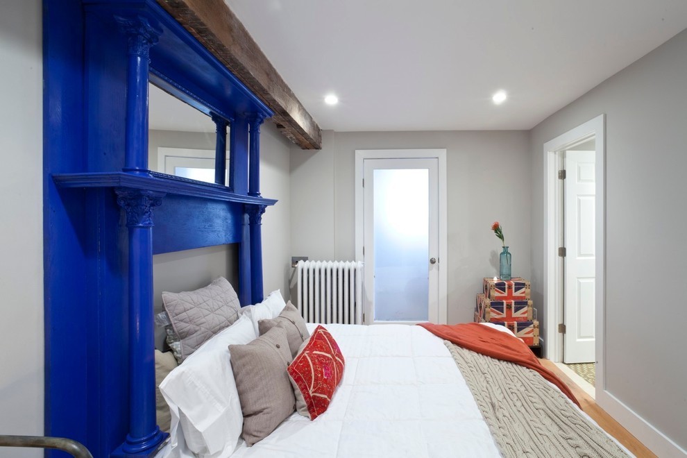 Синее изголовье кровати в спальне площадью в 9 квадратов