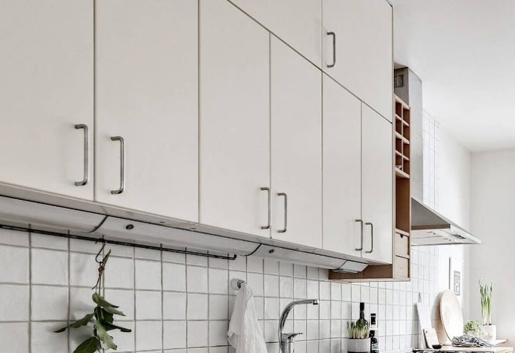 Матовые фасады верхних навесных шкафов кухонного гарнитура