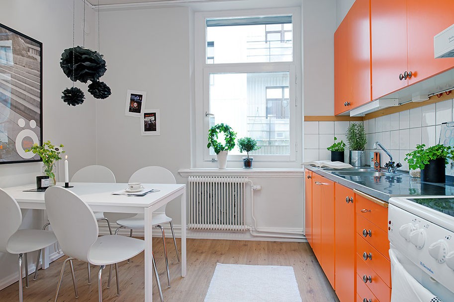 Сочетание белого с оранжевым цветом в интерьере кухни