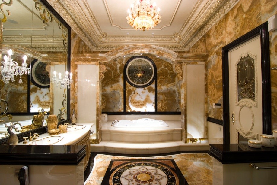 Отделка цветным мрамором стен классической ванной