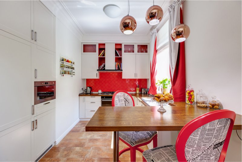 Красно-белые шторы в светлой кухне