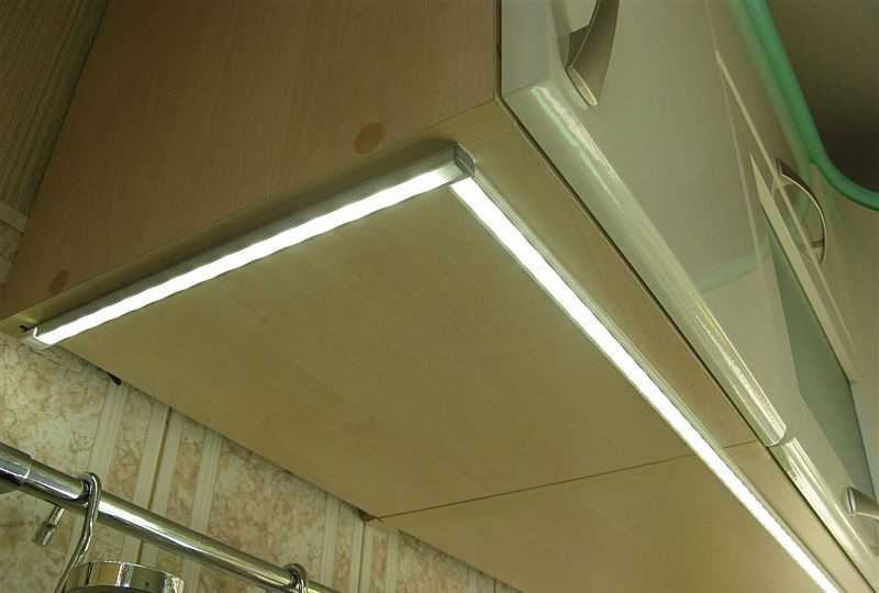 Светодиодные светильники на нижней поверхности подвесных шкафчиков