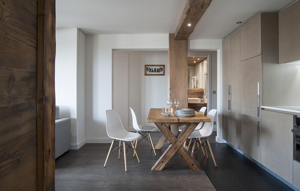 Деревянный стол в кухне городской квартиры в стиле шале