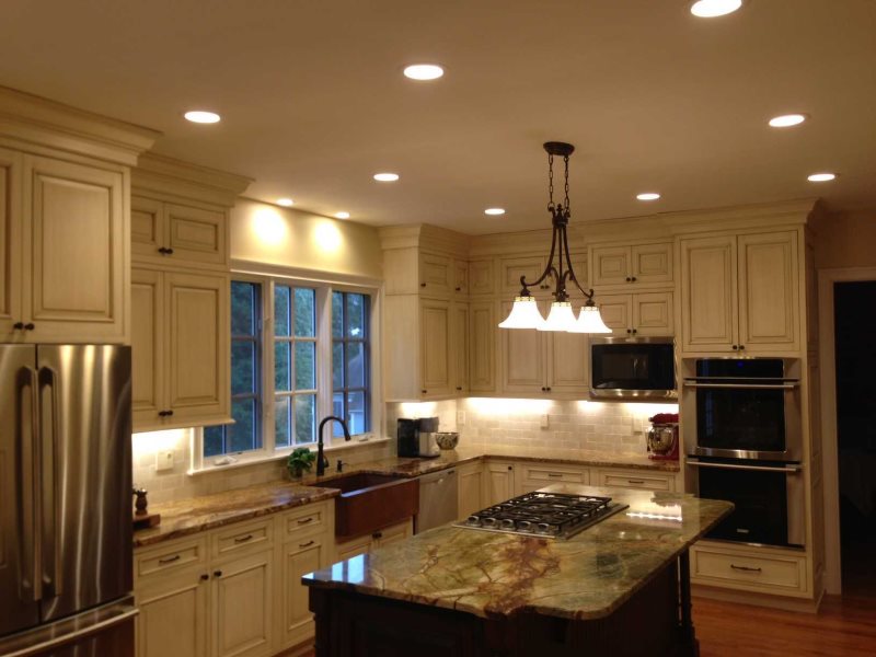 Кухонный потолок со встроенными светильниками