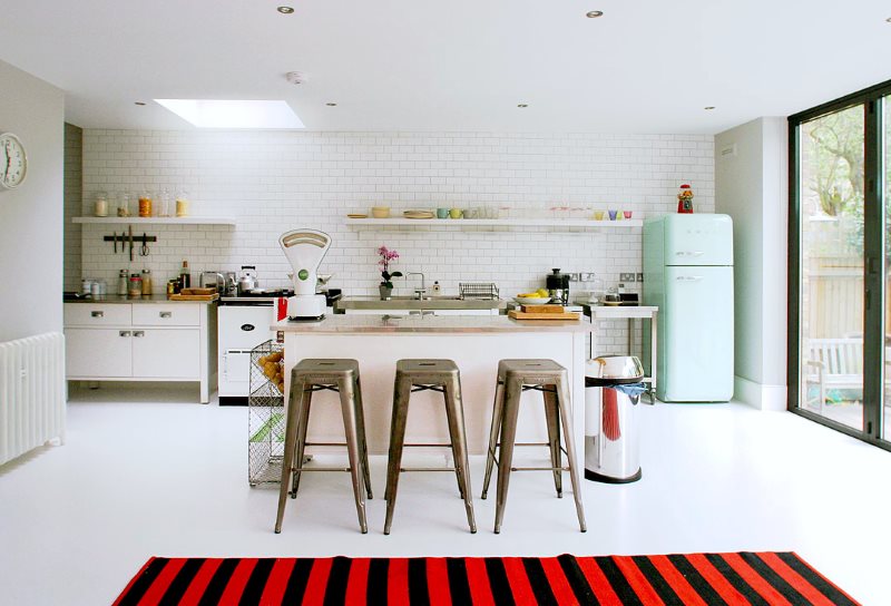 Яркие полосатый коврик в интерьере кухни