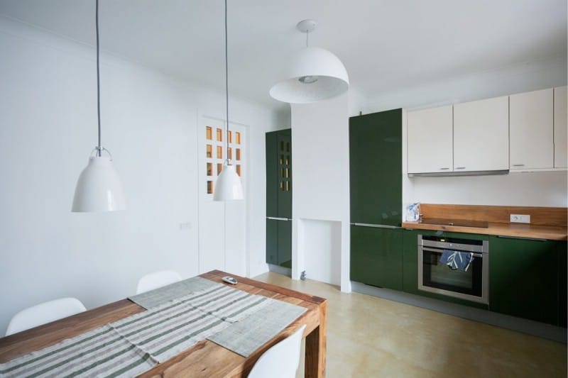 Зеленая мебель в кухне с белыми стенами