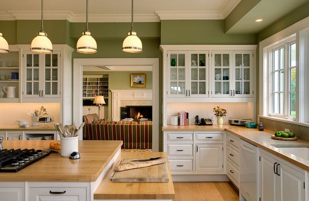 Деревянные столешницы кухонной мебели в классическом стиле