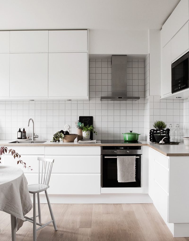 Подвесные шкафы до потолка кухни в стиле минимализма