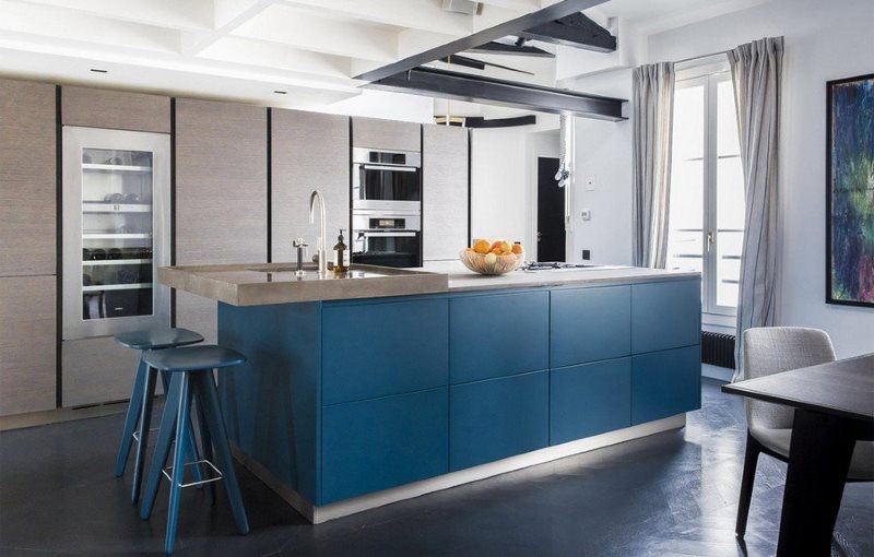 Синяя мебель в интерьере кухни в стиле минимализма
