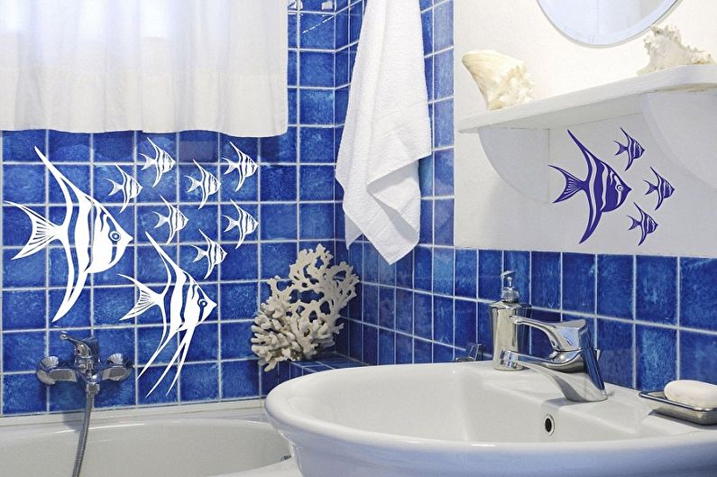 Голубая плитка с рыбками на стене в ванной комнате