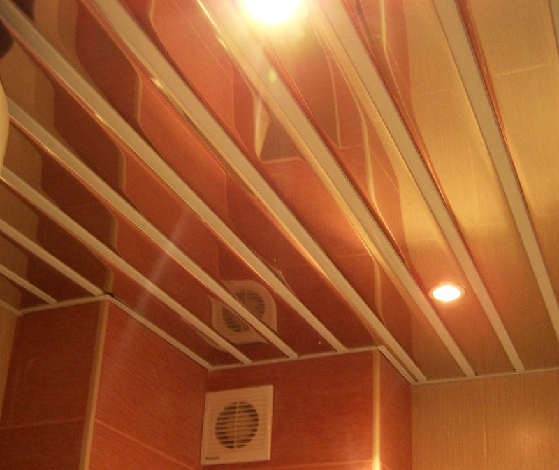 Фото открытого реечного потолка со вставками из пластика