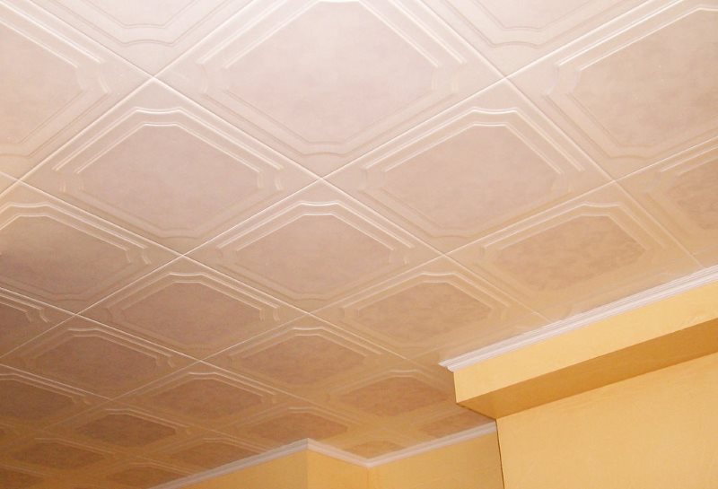 Плитка из полистирола на потолке кухни