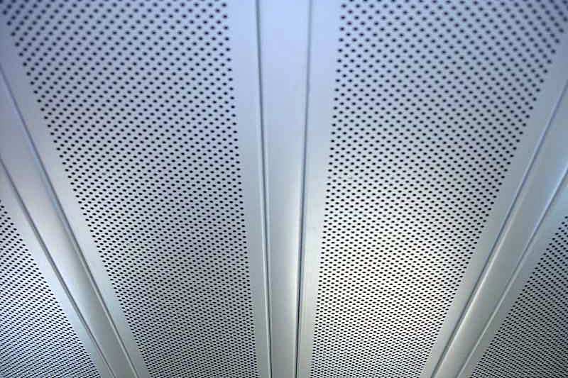 Перфорированная поверхность подвесного реечного потолка