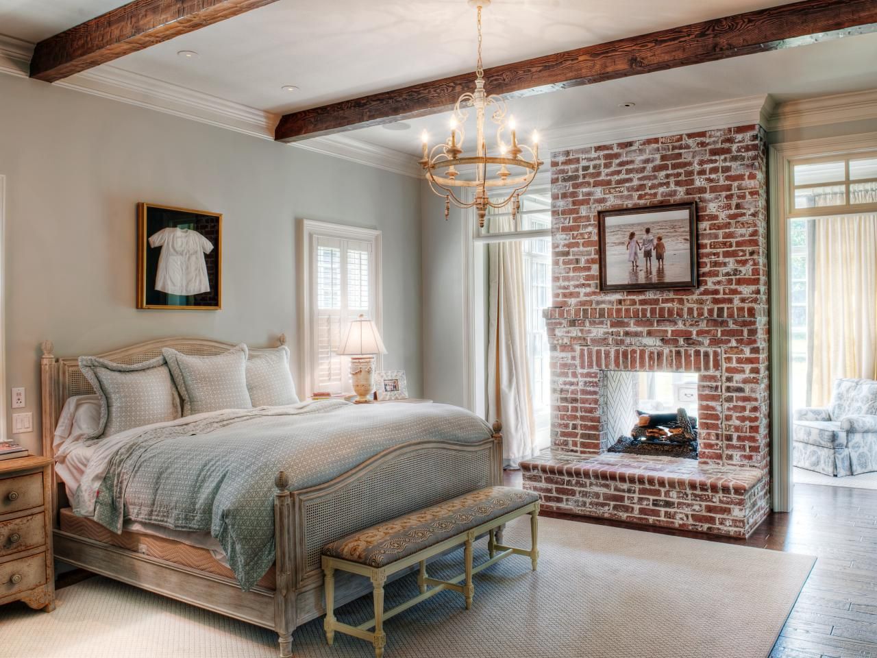 спальня в стиле прованс с кирпичной стеной