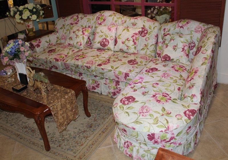 Угловой диван в стиле прованс