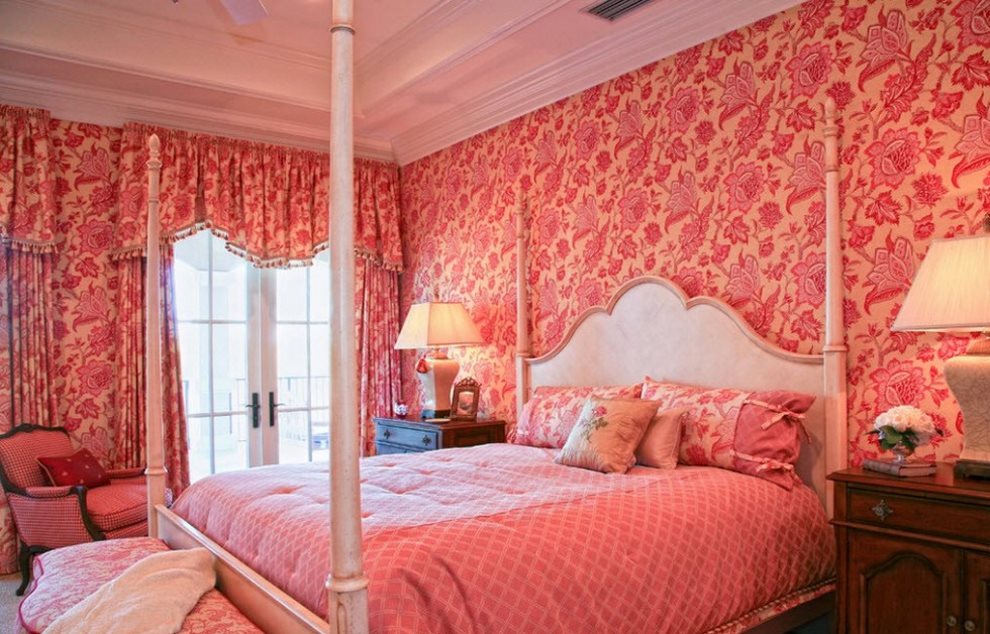 Интерьер спальни обои розовые