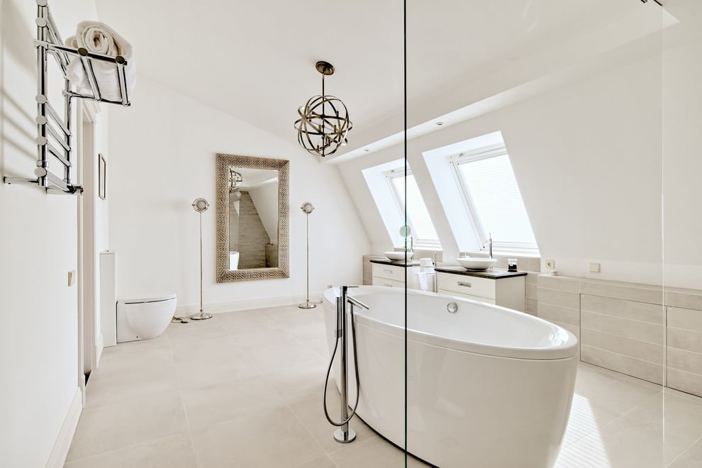Белый матовый потолок в ванной на мансарде