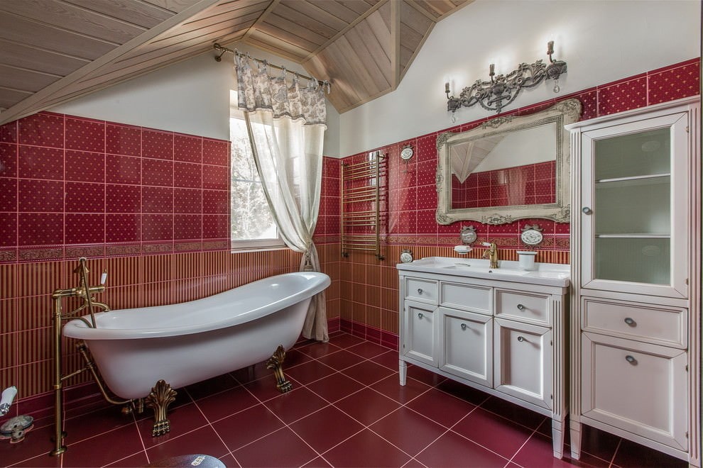 Красная плитка в интерьере ванной мансарды