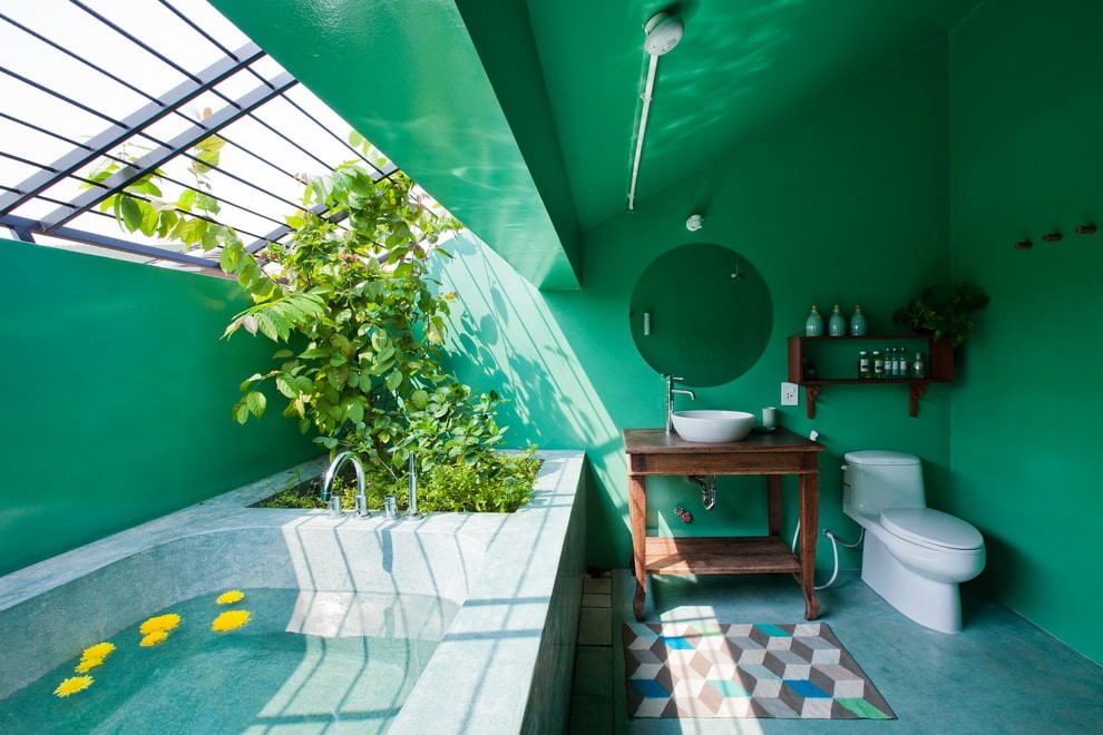 Зеленые стены в ванной частного дома