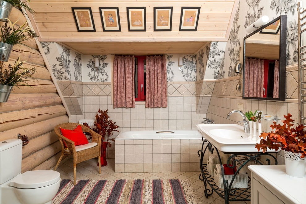 Просторная ванная в мансарде бревенчатого дома