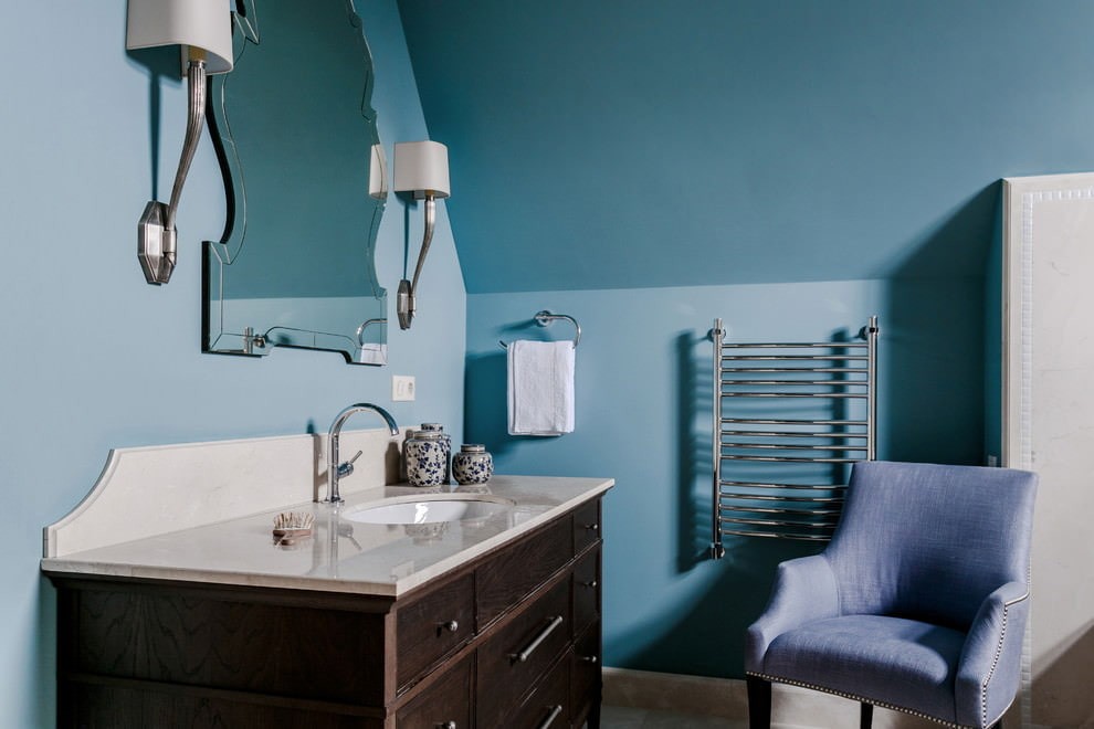 Ванная комната с крашенными стенами синего цвета