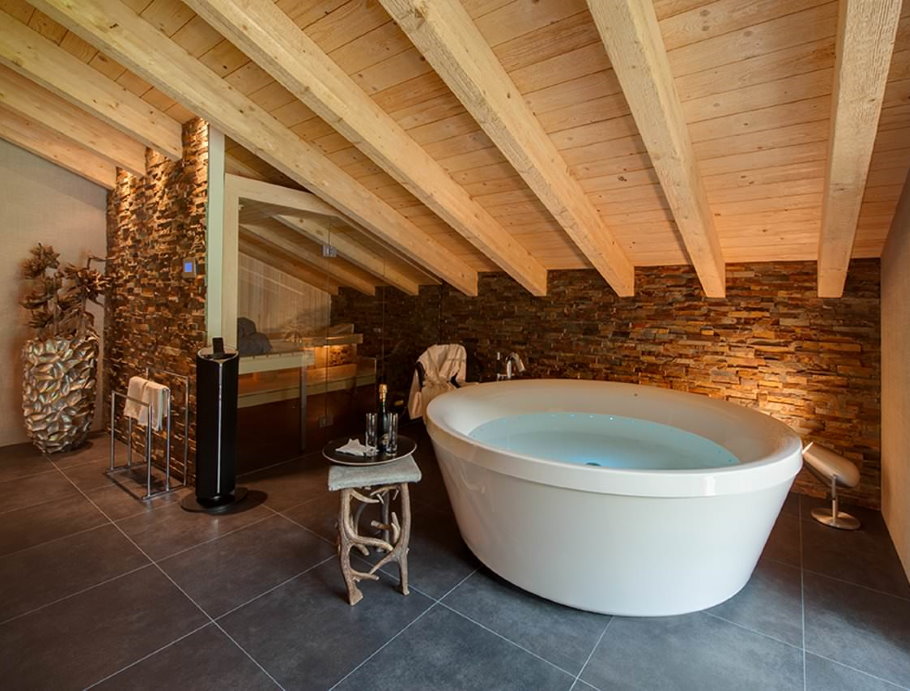 Деревянный потолок ванной комнаты в мансарде