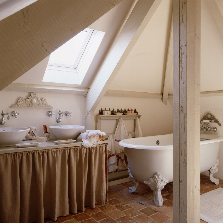 Интерьер ванной в стиле прованс в мансарде дачного дома