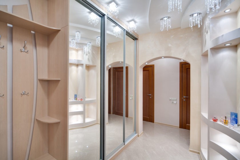 Зеркальные дверцы шкафа в прихожей стиля минимализма