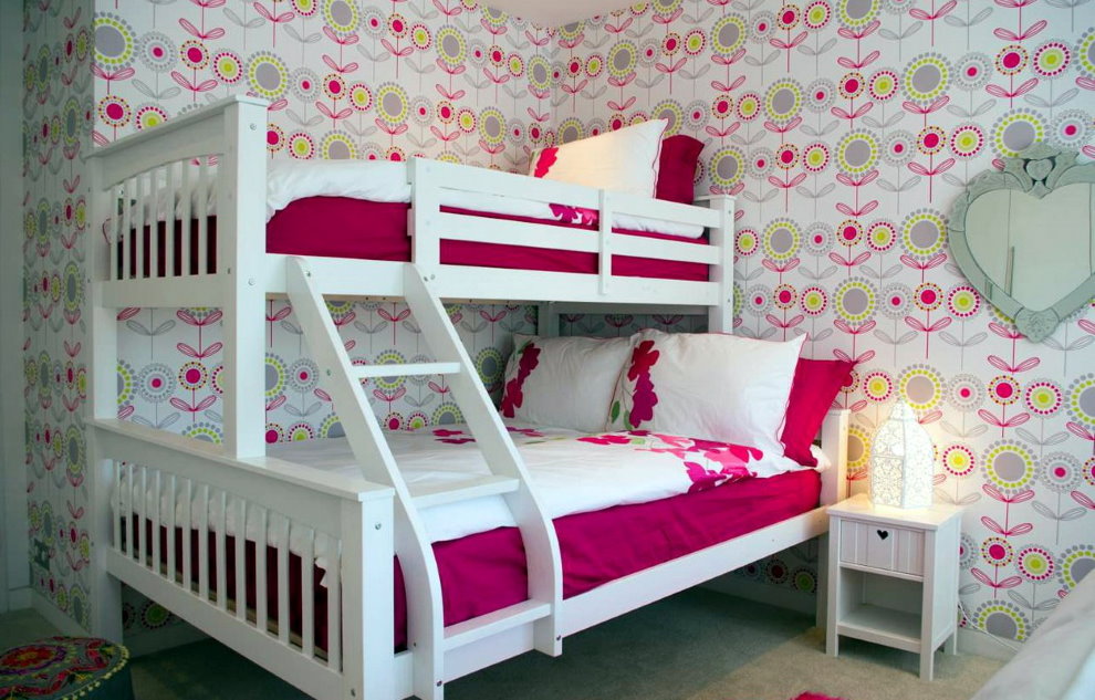 Двухъярусная кровать с деревянным каркасом белого цвета