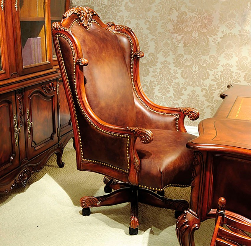 Классическое кресло в домашнем кабинете