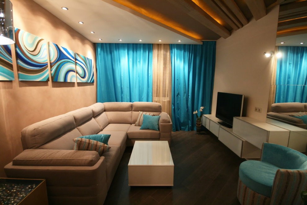 Угловой диван в гостиной с голубыми шторами