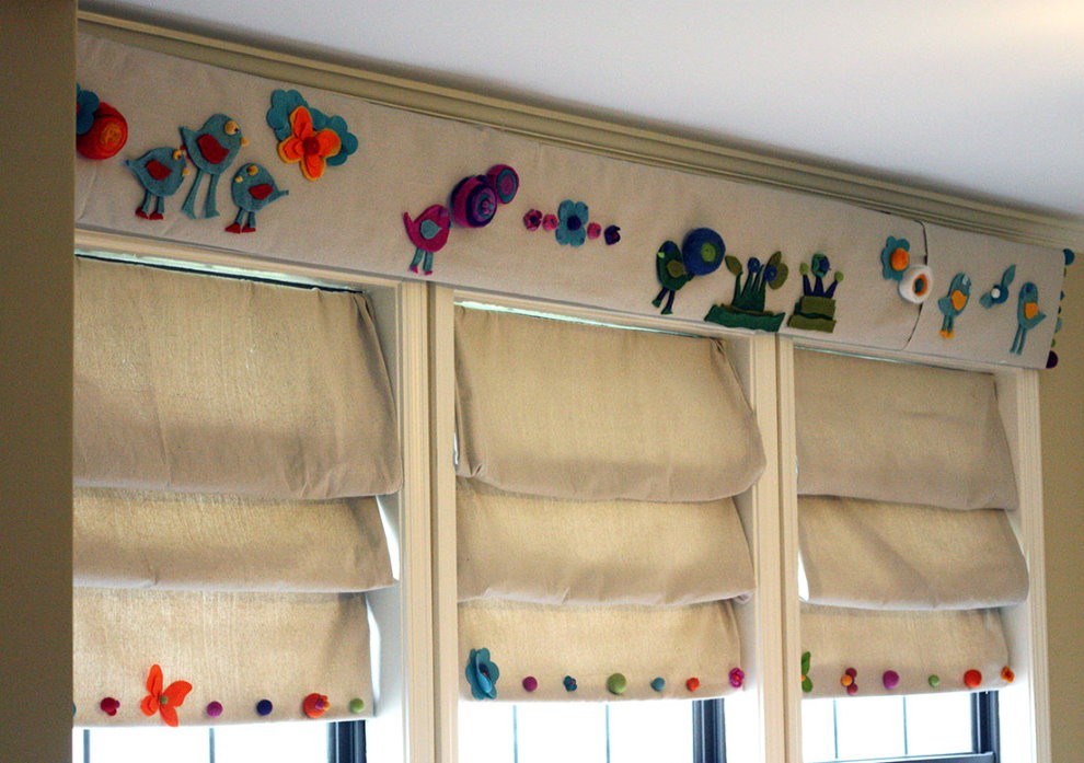 Хлопковые римские шторы на окне детской спальни