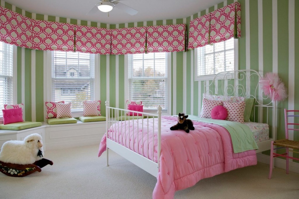 Розовые ламбрекены в комнате с зелеными стенами